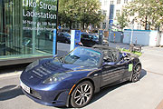 Tankstopp in München: Rafael de Mestre fährt 10.000 km durch Europa mit seinem Tesla (©Foto: Martin Schmitz)